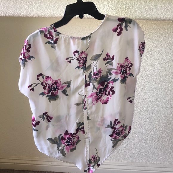 White floral print top w/ an open back - Picture 2 of 4